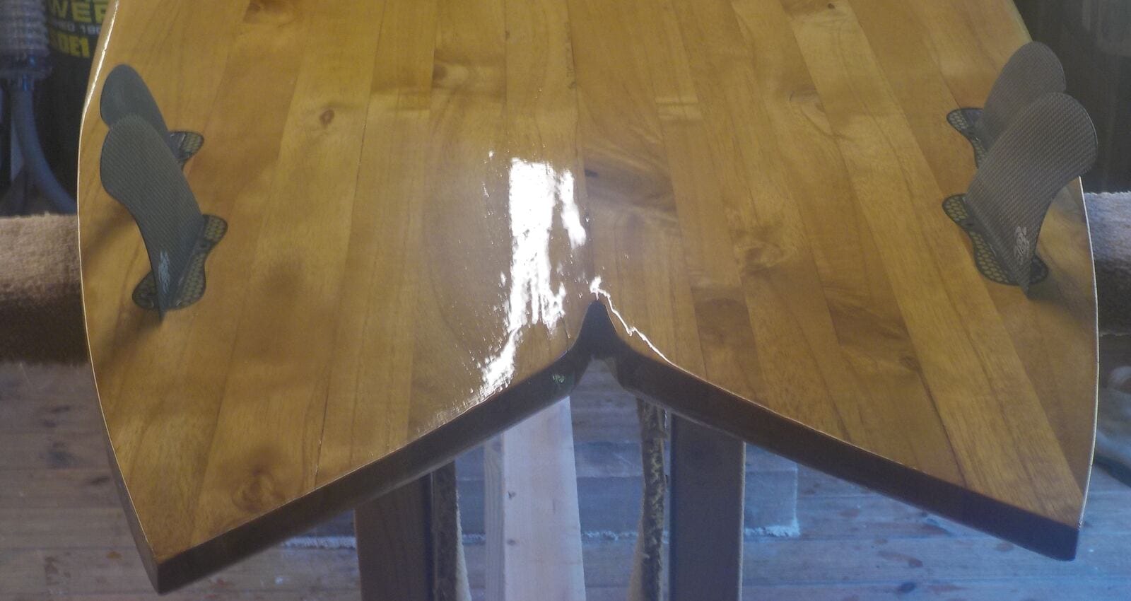 Cola de tabla de surf construida en paulownia, con quillas gemelas y acabado en resina