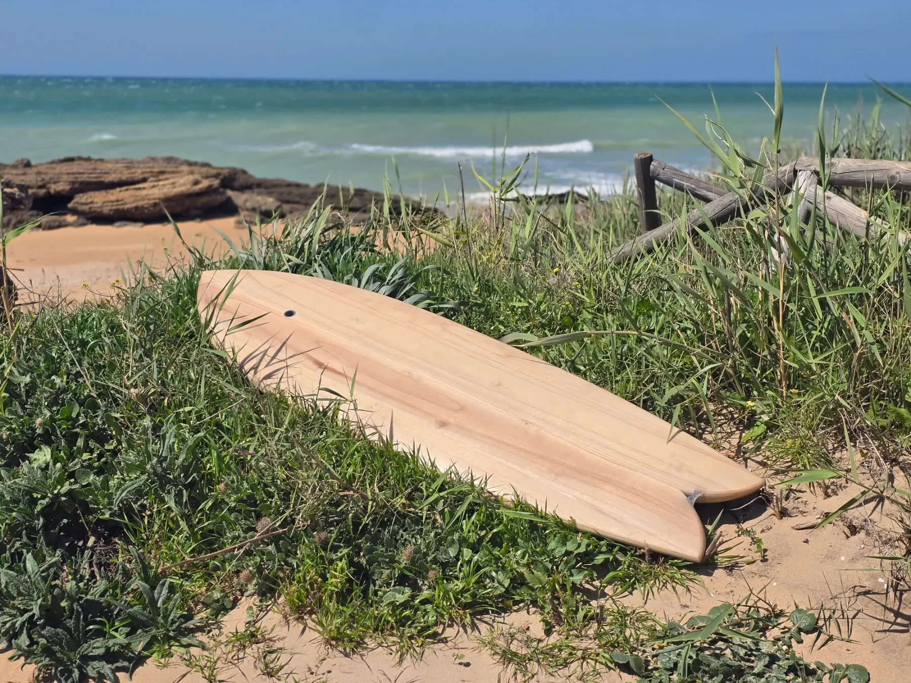 WOODKIT.PRO | Pide tu tabla hecha • Built for you |1 Tabla de Paulownia terminada, sobre la duna frente al mar