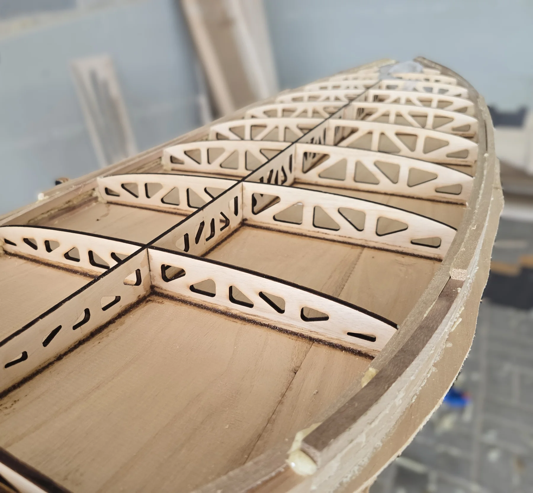 WOODKIT.PRO | WOODKIT.PRO • Todo para construir tus propias tablas de surf. |7 Interior hueco de una tabla WOODKIT: costillas y stringer