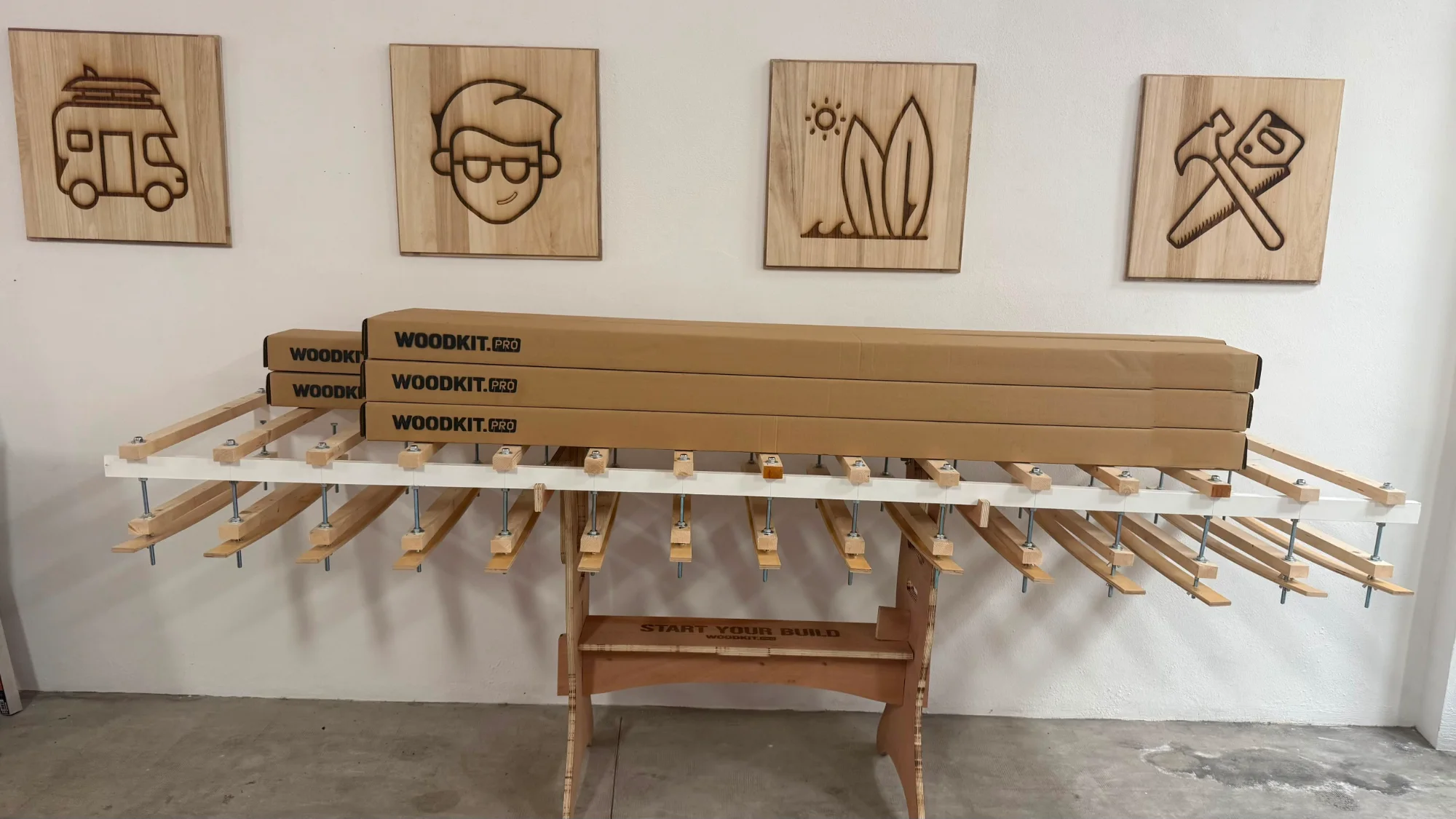 WOODKIT.PRO | Para marcas |10 Kits WOODKIT.PRO listos para salir del taller, sobre la mesa de rocker