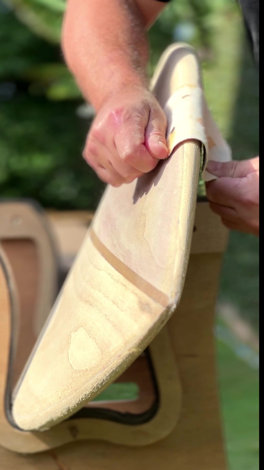 Acabado manual de tabla de madera
