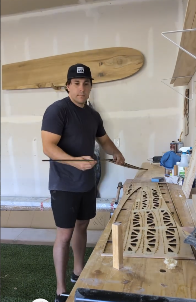 Paul Rice montando el frame de una tabla en su taller