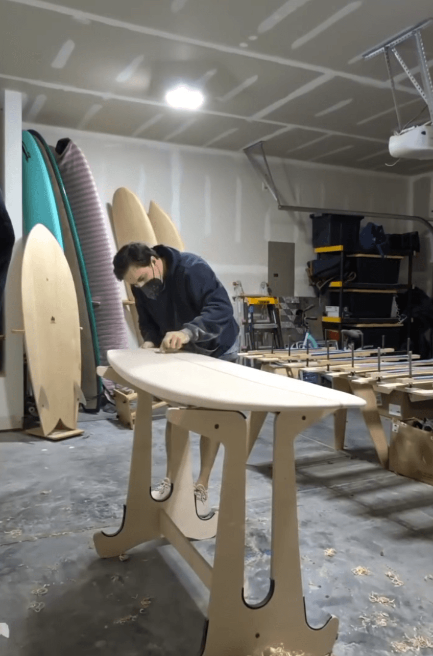 Lijado de una tabla en el taller