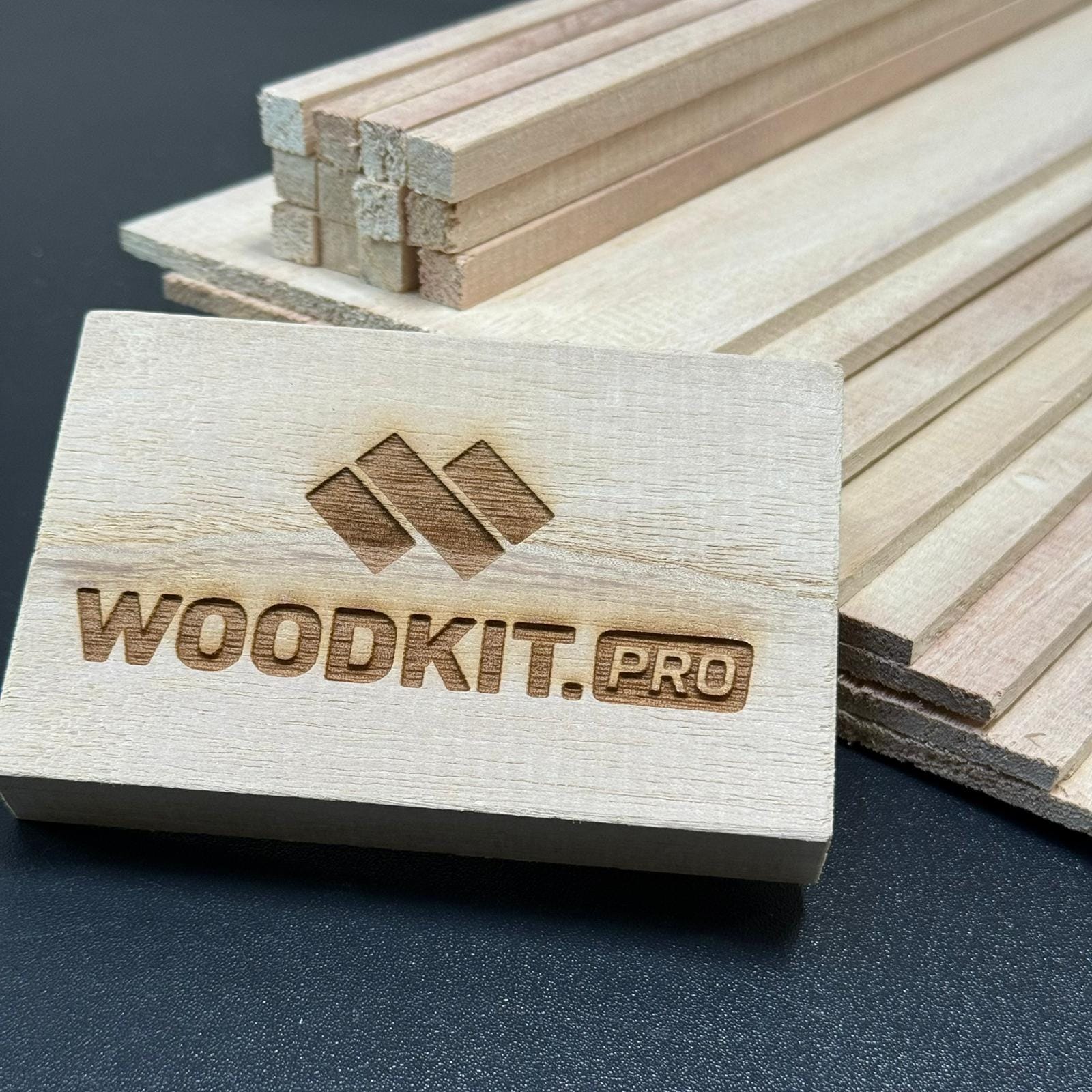 Listones de Paulownia preparados para construir tablas de surf